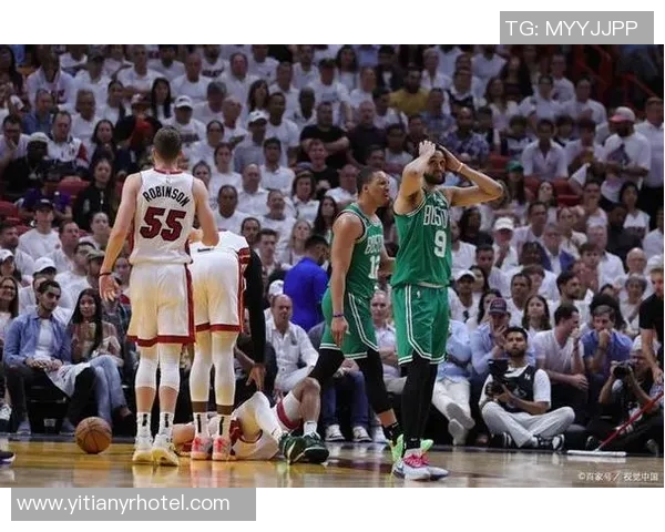 休斯顿火箭与尼克斯激战正酣NBA赛场精彩对决引发球迷热议